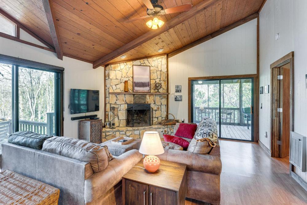 Smoky Mountain Cabin with Fire Pit and Stunning Views!